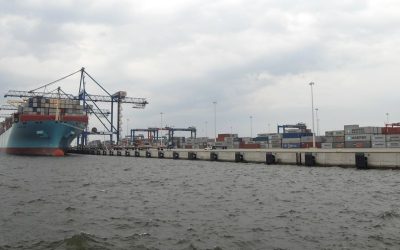 Use of containers to build harbors and marinas